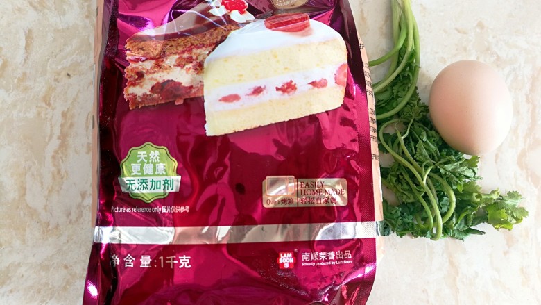 快手早餐~香菜鸡蛋饼
,准备好材料