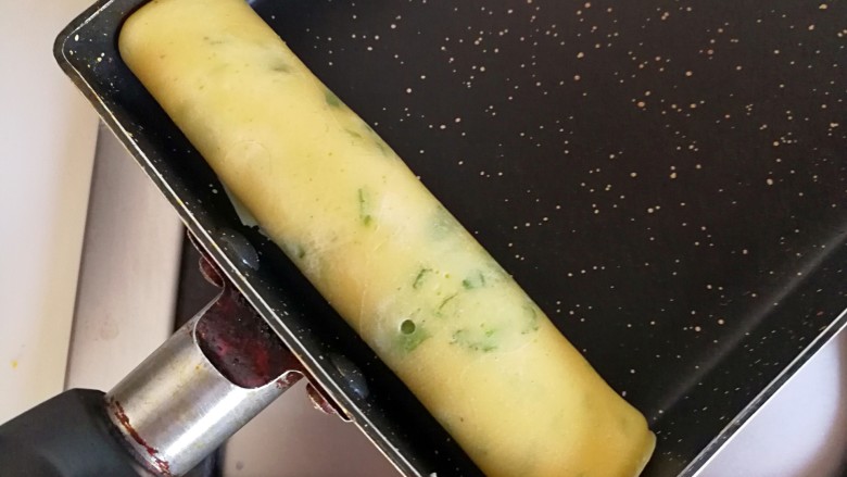 快手早餐~香菜鸡蛋饼
,由饼的一头慢慢的卷起来(也可以不卷)