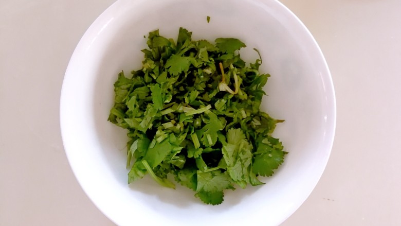 快手早餐~香菜鸡蛋饼
,<a style='color:red;display:inline-block;' href='/shicai/ 131'>香菜</a>洗干净切碎备用