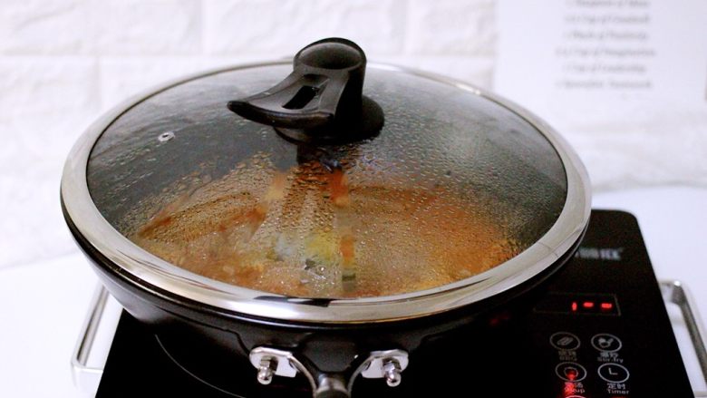 做年货-番茄鱼🐟(陶瓷炒锅版),盖上锅盖、大火煮沸后继续炖煮20分钟左右