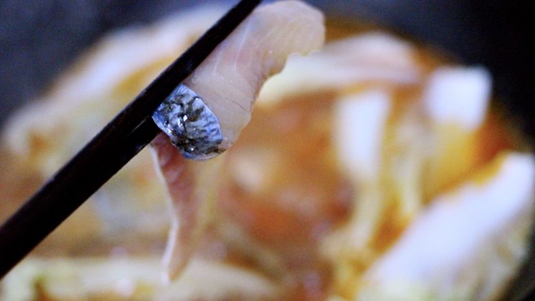 做年货-番茄鱼🐟(陶瓷炒锅版),大火煮沸后、把腌制好的鱼片用筷子一片片夹到锅里