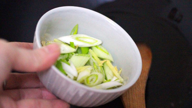 做年货-番茄鱼🐟(陶瓷炒锅版),烧热的油爆香葱姜丝