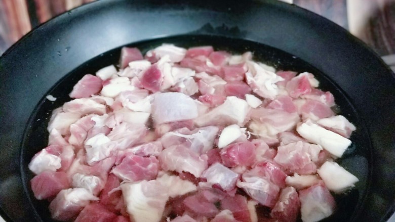 【健康零食】香烤孜然牛肉粒,将切好的牛肉焯水,冷水入锅,大火烧开。