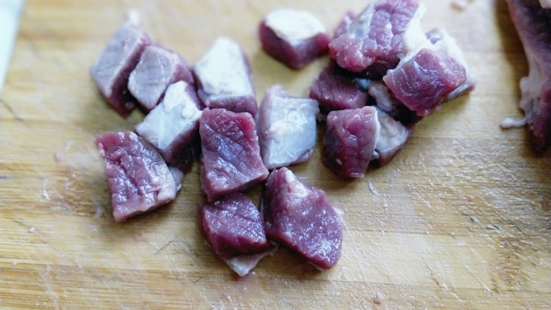 【健康零食】香烤孜然牛肉粒,首先将牛肉洗干净,冷水泡1小时以上,将血水泡出。再切小块。