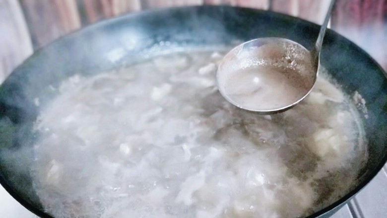 【健康零食】香烤孜然牛肉粒,烧开后将浮沫撇出来,捞出后用冷水冲洗干净。