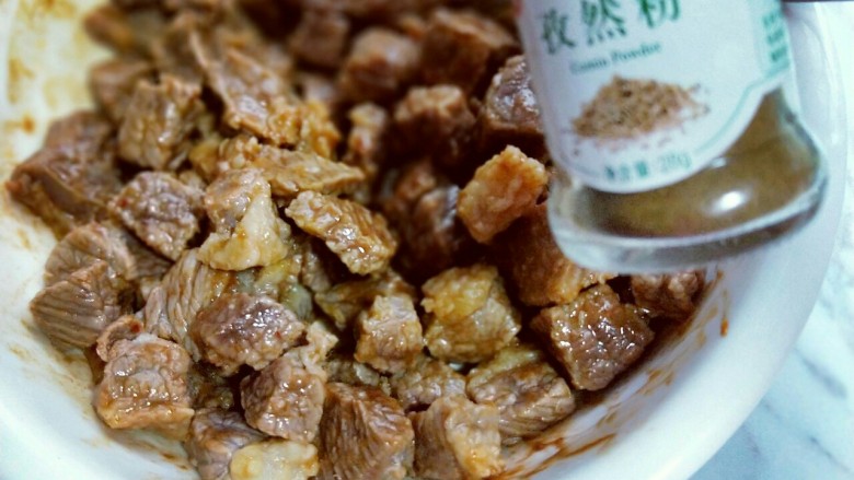 【健康零食】香烤孜然牛肉粒,拌均匀,腌制20分钟。