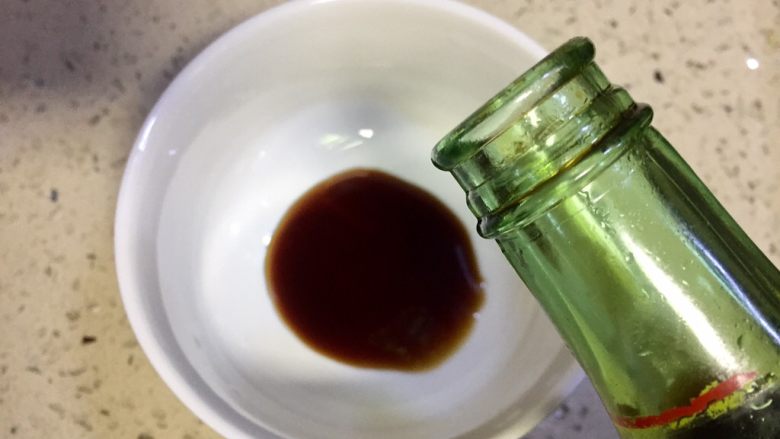 抗癌前五的蔬菜~糖醋手撕白菜,取碗加入一勺醋
