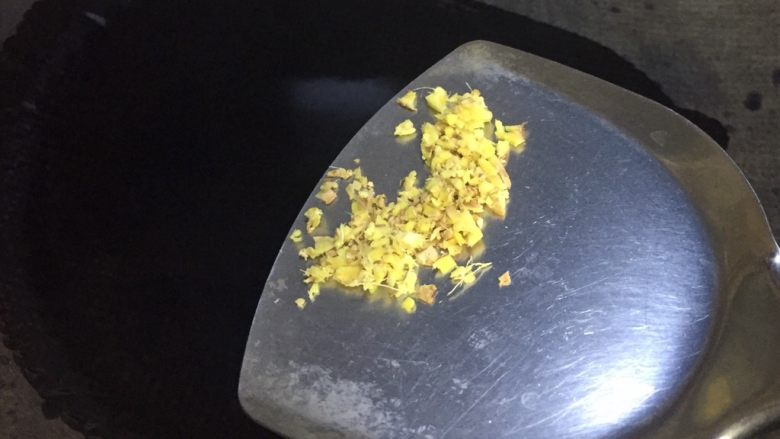 抗癌前五的蔬菜~糖醋手撕白菜,放入老姜末