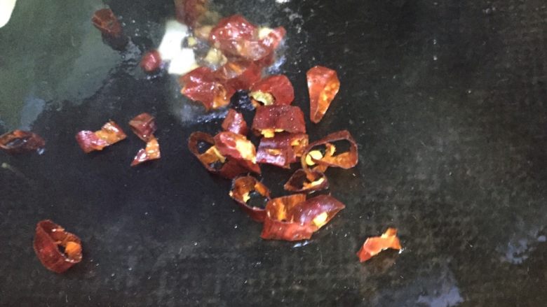 抗癌前五的蔬菜~糖醋手撕白菜,在放入辣椒节,炒出辣味