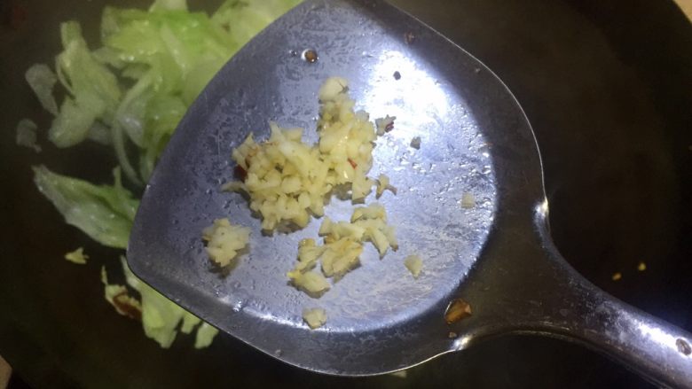 抗癌前五的蔬菜~糖醋手撕白菜,放入蒜末一起炒