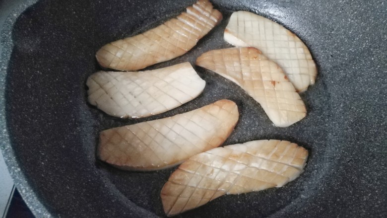 香煎孜然杏鲍菇,煎至金黄后翻面,再煎另一面