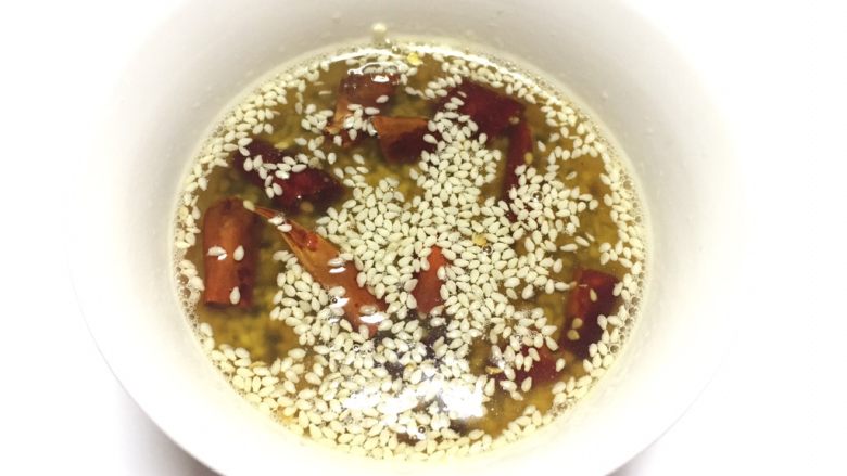 凉拌干丝金针菇,把陈醋,生抽,盐,糖,鸡精(也可不放)都放入蒜末碗中混合均匀,缺什么就再加什么,调料碗就制成了