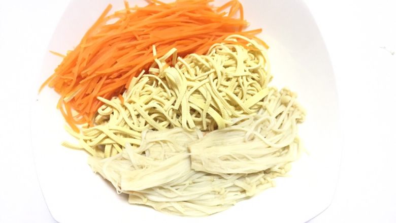 凉拌干丝金针菇,开水分别煮千张2分钟,胡萝卜30秒,金针菇2分钟捞出放凉,夏天可以放凉开水或者冰水里浸泡