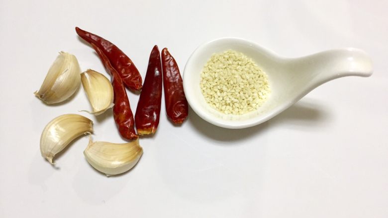 凉拌干丝金针菇,准备蒜瓣,辣椒,<a style='color:red;display:inline-block;' href='/shicai/ 678'>白芝麻</a>
