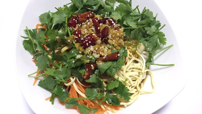 凉拌干丝金针菇,把调料放入蔬菜中,加入花生米,适量的<a style='color:red;display:inline-block;' href='/shicai/ 3738'>芝麻油</a>混拌均匀