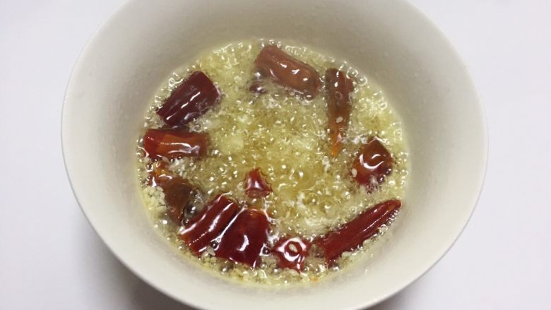 凉拌干丝金针菇,锅里放油烧热浇入碗中,爆香蒜末。香味飘来,有木有?