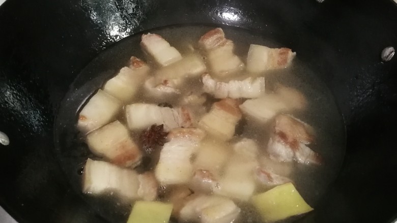 甜滋滋冰糖红腐乳肉,放入和五花肉平齐的水,大火烧开转小火继续烧一个半小时