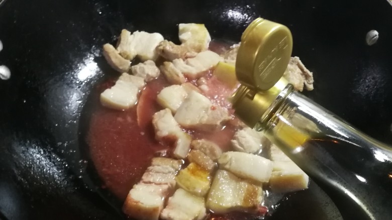 甜滋滋冰糖红腐乳肉,放入料酒大火烧开,转小火烧一个半小时