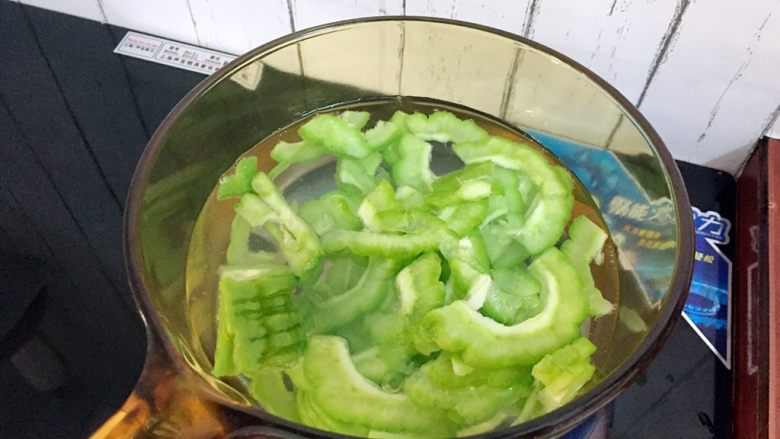 苦瓜炒鸡蛋,锅中烧开水,放入少许盐和食用油,再放入苦瓜焯烫