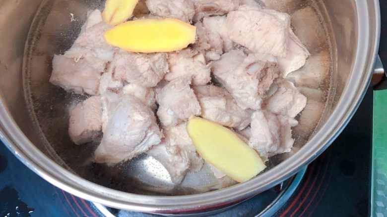 糖醋排骨,把过完水的排骨立即放入冷水中,保证肉的口感!洗净杂沫后放入锅中 倒入水末过排骨!放入姜片 煮三十分钟后取出 汤不要倒掉