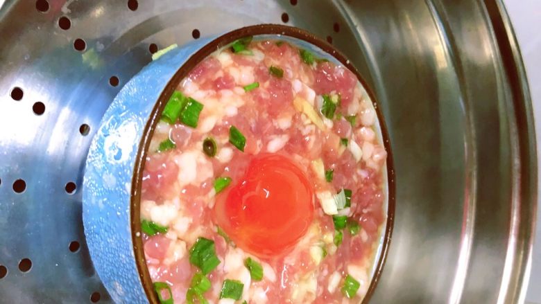 肉饼炖蛋,把所有调料放入<a style='color:red;display:inline-block;' href='/shicai/ 34310'>猪肉糜</a>中，倒入鸭蛋清 搅拌均匀