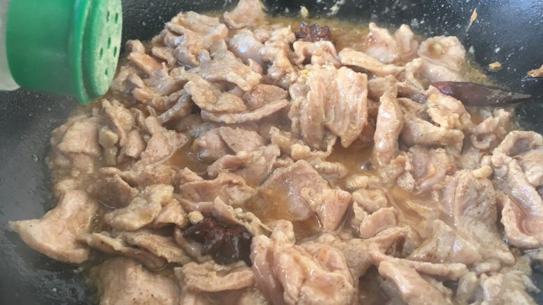 做年货 大年初二必备 三鲜捞面卤,改中火,放入腌制好的肉片,当肉片稍稍变色定形型时放入1小勺白胡椒粉并翻炒,让肉均匀受热。