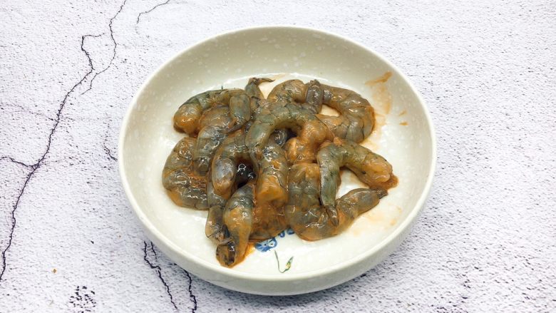 做年货 大年初二必备 三鲜捞面卤,用厨房用纸吸吸水分,放少许<a style='color:red;display:inline-block;' href='/shicai/ 718'>料酒</a>、一小捏盐、1小勺淀粉拌匀,腌制2分钟左右。