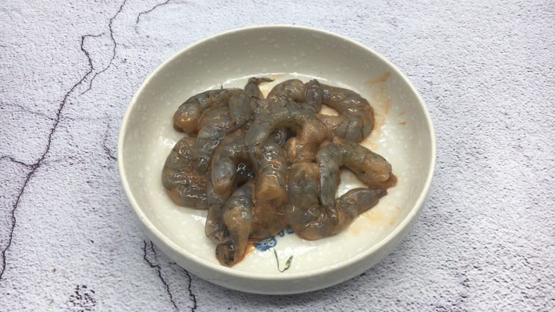 做年货 大年初二必备 三鲜捞面卤,鲜虾洗净去皮,挑去虾线。