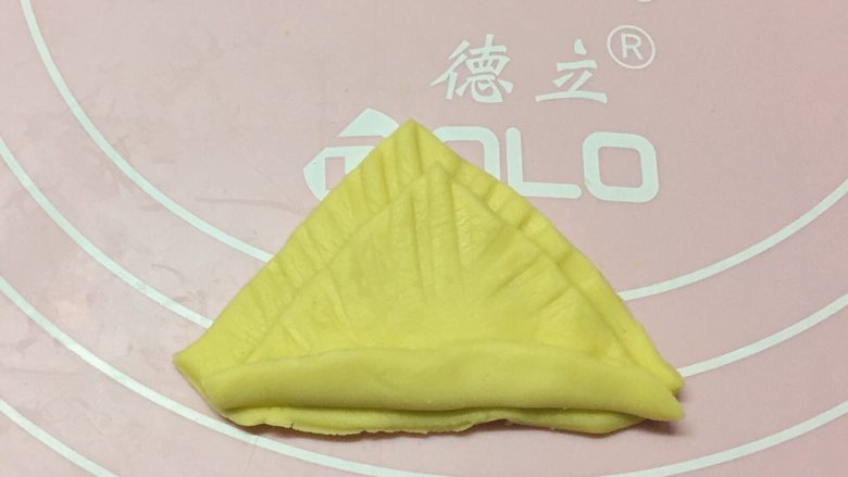新年喜庆枣花馍,如图:两个小三角叠放好。