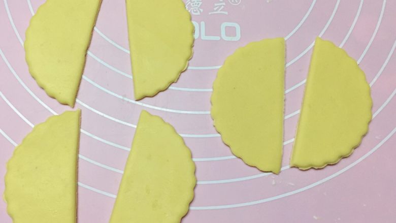 新年喜庆枣花馍,如图:再取一面团擀开,用圆形模具压出3个圆饼,然后对半切开为花片。
