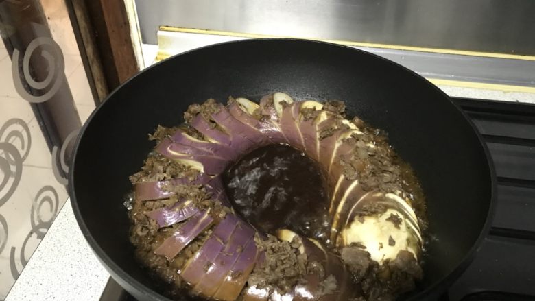 团圆饭食谱~花环茄子,焖好的茄子,软绵绵的,小心移入盘中。