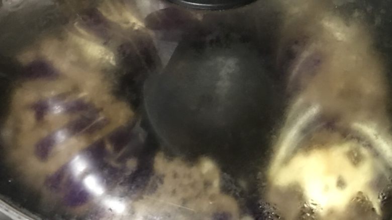 团圆饭食谱~花环茄子,盖上锅盖,焖10分钟左右。