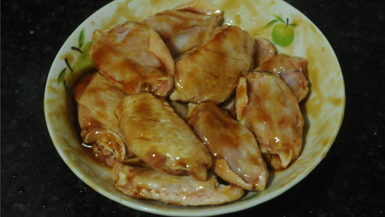 孜然鸡翅,用手抓揉片刻,帮助入味,腌制半个小时以上,如果气温高,这个过程要在冰箱完成