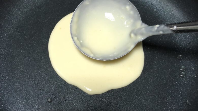 Pancake.原味松饼,小火1~2分钟热锅后放几滴油
用小的汤勺 一勺就是一个饼 用勺子背面把饼弄圆