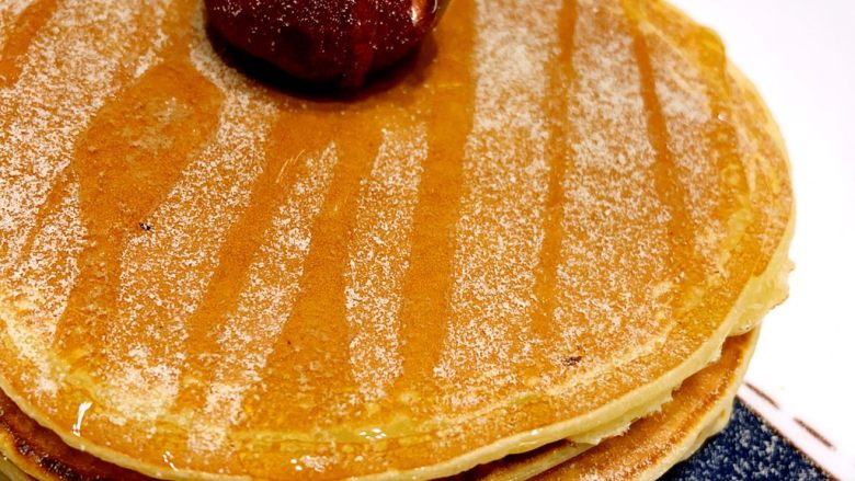 Pancake.原味松饼,最后叠在一起 撒上奶粉 淋上枫糖浆 再加个樱桃 装个13
没有的话可以用蜂蜜 但是量要少
蜂蜜比枫糖浆甜很多