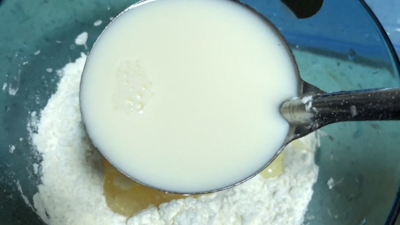 Pancake.原味松饼,加上<a style='color:red;display:inline-block;' href='/shicai/ 219'>牛奶</a> 拌匀(如果用面粉要用翻拌手法 就是不要打圈 避免起筋 特别是用高筋面粉的话 要注意)
