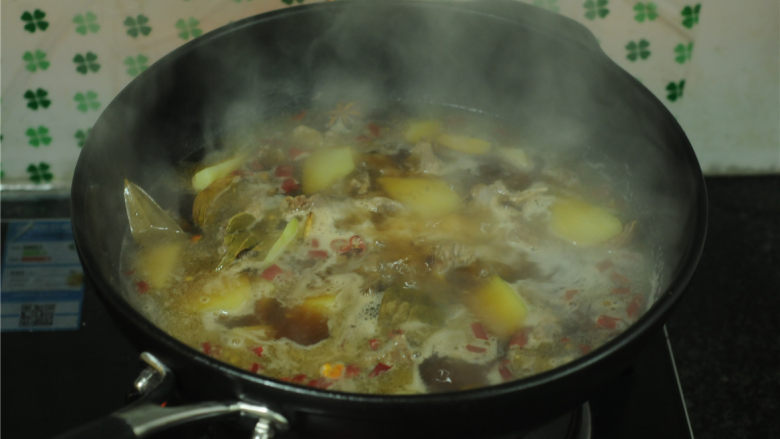 香辣牛肋条,最后转小火慢炖,直至牛肉熟烂,这个过程大约半个小时左右,陶锅慢慢炖,可不能太着急哦,小火慢炖出来的牛肉,肉质细嫩,香气扑鼻,口感非常好