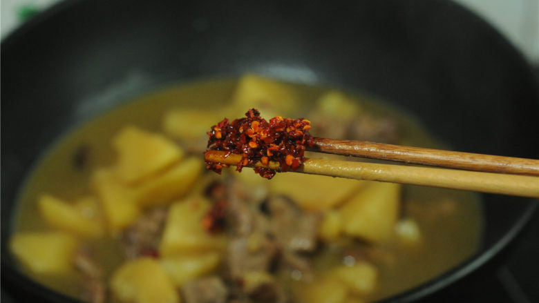 香辣牛肋条,加入辣椒粉,翻拌均匀即可出锅