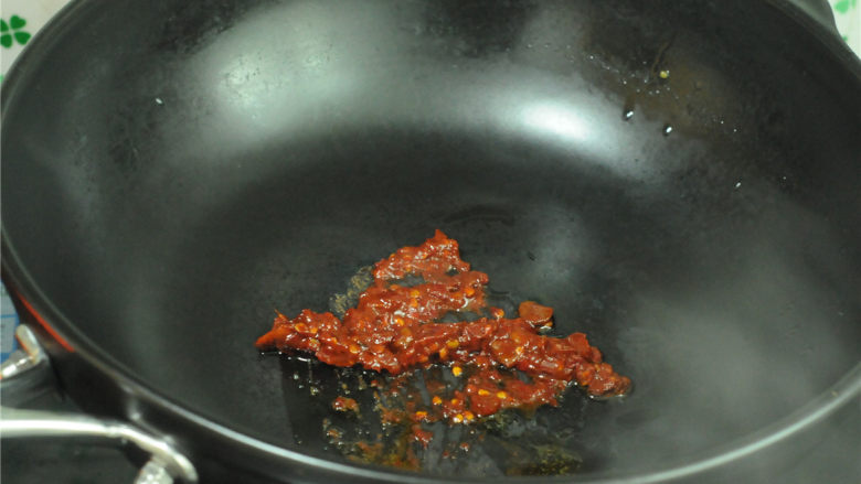 香辣牛肉块,另起锅,倒入油加热后转小火,放入<a style='color:red;display:inline-block;' href='/shicai/ 705'>豆瓣酱</a>,炒出红油