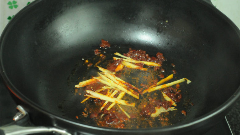 香辣牛肉块,下入<a style='color:red;display:inline-block;' href='/shicai/ 37'>姜</a>丝,炒香