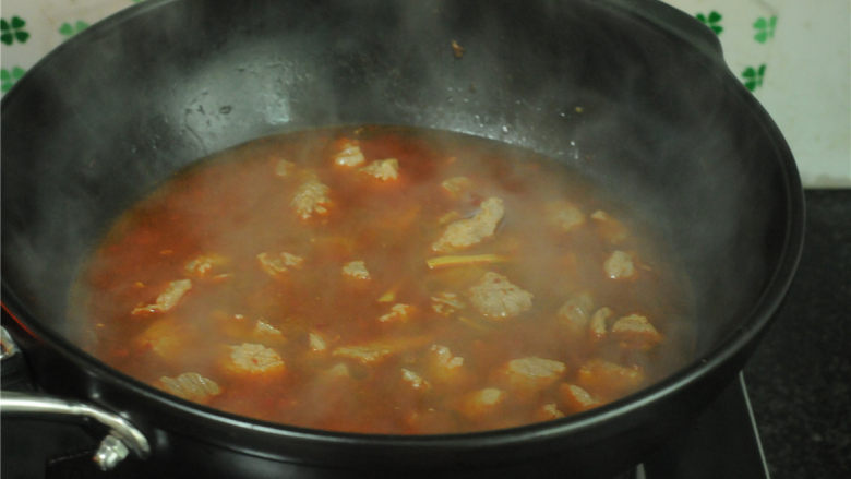 香辣牛肉块,淋入没过食材的水