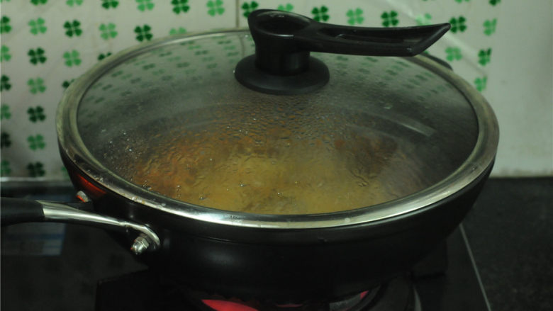香辣牛肉块,盖上锅盖,大火烧开后转中小火,焖至锅底稍微留点汤汁