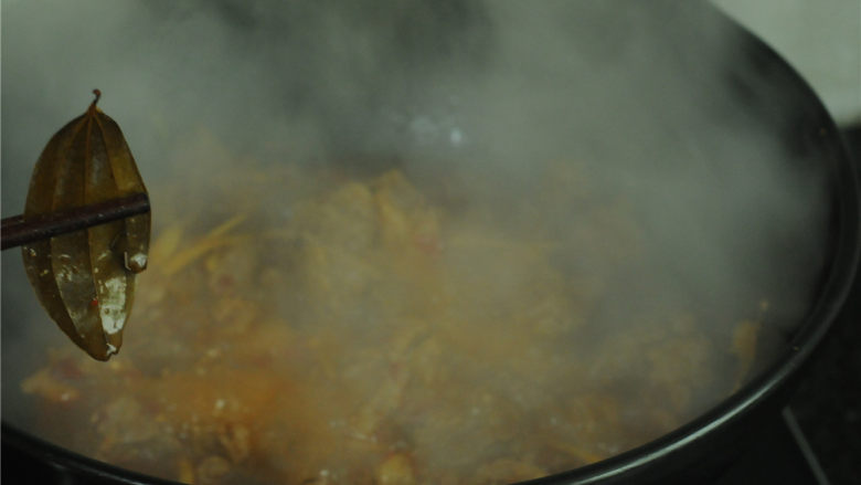 香辣牛肉块,开锅,将香叶等香料夹出来