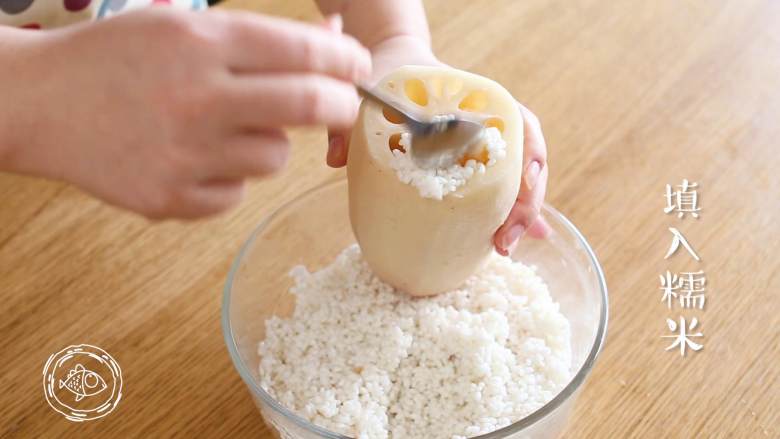 糯米莲藕12m+(宝宝辅食),填入糯米,记得用筷子戳实,装满之后用手捂着口颠几下,再装,总之装瓷实~