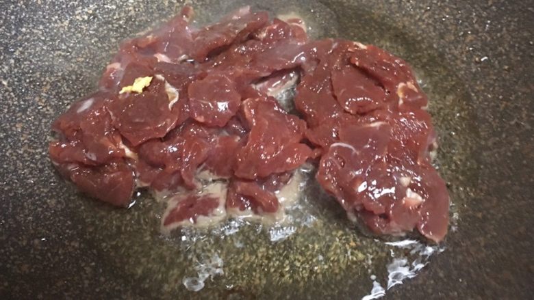 洋葱孜然牛肉,冷锅热油,大火滑炒牛肉