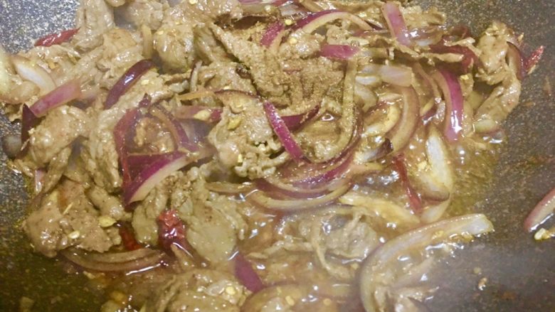洋葱孜然牛肉,调味:孜然粉,一点生抽,少许盐,洋葱够鲜我就没放鸡精了,也可以放哈,这一步根据自己口味来哈,翻炒均匀即可