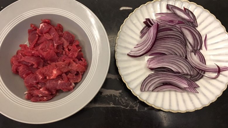 洋葱孜然牛肉,牛肉断丝切片,洋葱切丝