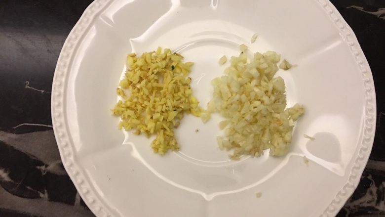 洋葱孜然牛肉,干辣椒切丝(忘记拍了),蒜末姜末葱花