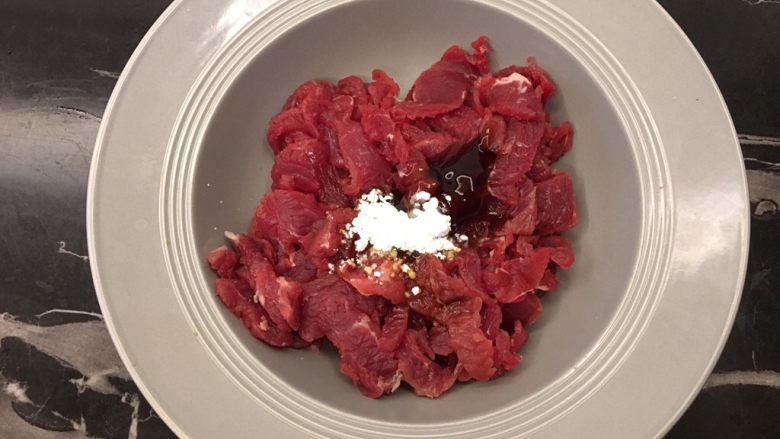 洋葱孜然牛肉,牛肉先加孜然粉,料酒,蚝油,生抽,一点点生粉抓匀,腌制15分钟左右
