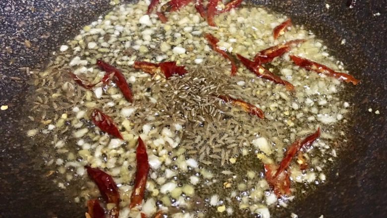 洋葱孜然牛肉,再下孜然粒,炒香